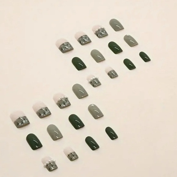 24 Pieces Square Short Green Pearl Press on Nails - Picture 5 of 6